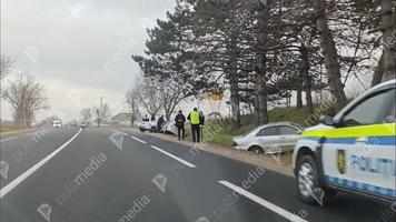 (VIDEO) Trei mașini au ajuns într-un șanț, în urma unui accident în lanț, la Anenii Noi