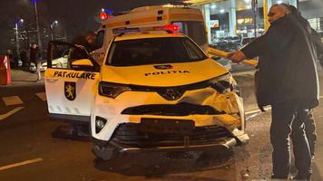 (FOTO) Autospecială a poliției, implicată într-un accident în sectorul Botanica