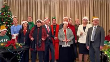 (VIDEO) Colind pe note de rock and roll: „O, brad frumos”, interpretat de mai mulți ambasadori acreditați în R.Moldova