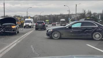 Ambuteiaje pe o stradă din Chișinău, după un accident cu implicarea unui Audi și un Mercedes