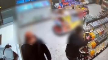 (VIDEO) Tineri și neliniștiți, la Grătiești. Au furat mâncare și 8 sticle de alcool dintr-o stație PECO, iar acum riscă 4 ani de pușcărie