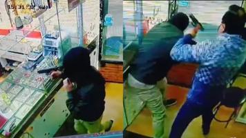 (VIDEO) Hoț mascat bătut de proprietarul unui magazin de bijuterii, după ce și-a dat seama că este jefuit cu un pistol-jucărie, în Turcia