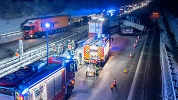 (FOTO) Mii de pești au murit după o coliziune între trei camioane, pe autostradă din Germania