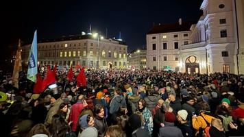 https://www.news.ro/externe/zeci-de-mii-de-oameni-manifesteaza-in-austria-impotriva-preluarii-puterii-de-catre-extrema-dreapta-1922405009432025012121892427