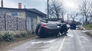 (FOTO) Volvo răsturnat pe o stradă din Ialoveni