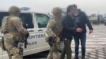 (VIDEO) Cetățean al Azerbaidjanului, căutat prin Interpol, extrădat de IGPF