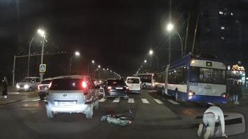 (VIDEO) Tânără „kamikaze” cu trotinetă electrică pe o stradă din Chișinău. A fost la un pas de a ajunge sub roțile mașinilor, după ce a încălcat RCR