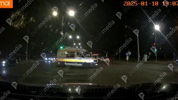 NO COMMENT (VIDEO) Accident cu implicarea unei ambulanțe în Chișinău. Coliziunea surprinsă de o cameră de bord