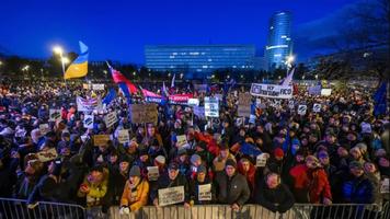 https://hotnews.ro/video-protest-in-bratislava-contra-apropierii-de-moscova-slovacia-este-europa-noi-nu-suntem-rusia-1878497