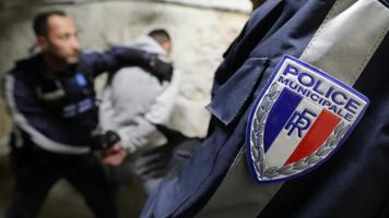 Un poliţist inculpat penal la Paris după ce a lovit mortal cu pumnul în faţă un bărbat încătuşat în 2023