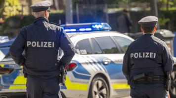 18.09.2024, Bayern, Mnchen: Polizisten stehen mit einem Streifenwagen am Haupteingang zum Oktoberfestgel䮤e. Am 18.09.2024 haben die Polizei und das Kreisverwaltungsreferat auf einer Pressekonferenz zur Sicherheit auf der Wiesn und ber die Sicherheits- und Verkehrsma߮ahmen informiert. Das 189. Oktoberfest findet vom 21. September bis 6. Oktober 2024 auf der Mnchner Theresienwiese statt. (zu dpa: Polizei zur Wiesn: Das sicherste Volksfest der Welt) Foto: Peter Kneffel/dpa +++ dpa-Bildfunk +++