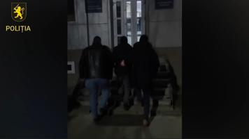 (VIDEO) Individ condamnat pentru viol și căutat de aproape un an, încătușat de polițiștii de la Strășeni