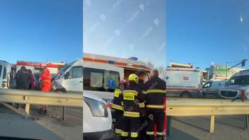 UPDATE (VIDEO) Grav accident în lanț, la Stăuceni. Cinci mașini avariate și trei persoane, printre care o minoră, rănite