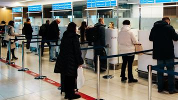 Pasager pus pe bucluc, încătușat pe Aeroportul Internațional Chișinău