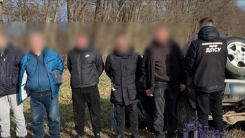 O mașină în care se aflau infractorii a ajuns într-un șanț la frontiera cu Republica Moldova 
