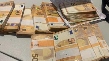 Furt de zeci de mii de euro și lei dintr-o casă, la Fălești