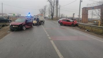 (FOTO) Două mașini implicate într-un accident, la Florești. Sunt victime