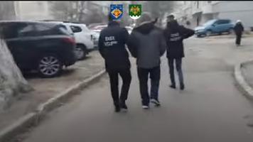 (VIDEO) Chișinăuian certat cu legea, reținut după ce a încercat să dea mită unui polițist de frontieră