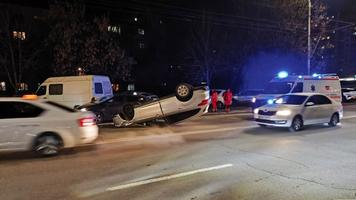 (FOTO) Mașină întoarsă „cu roțile spre cer”, în urma unui accident pe o stradă din Chișinău