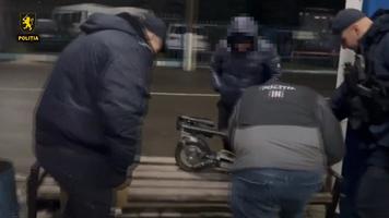 (VIDEO) Droguri de peste 5 mln de lei, ascunse în trotinete electrice.Trei persoane reținute de ofițerii INI