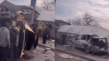 (VIDEO) O dubă cu înghețată „a luat cu asalt” un automobil parcat pe marginea drumului, la Călărași