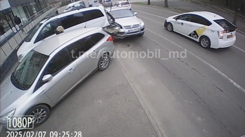 NO COMMENT (VIDEO) Momentul în care o femeie a ajuns pe post de „tampon” între două autoturisme parcate neregulamentar pe trotuar în Chișinău