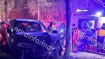 (VIDEO) O tânără care ar fi fost băută la volan, și-ar fi „parcat” BMW-ul într-un copac, la Bălți