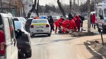 (VIDEO) Pieton lovit de un automobil pe o stradă din Bălți