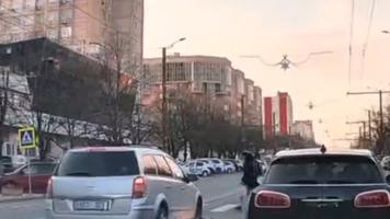 NO COMMENT (VIDEO) O mamă și copilul ei, la un pas de a fi luați pe capota unui automobil pe o trecere de pietoni din Chișinău