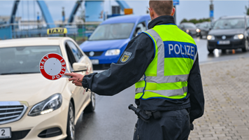 Un șofer care a depășit mașina de poliție cu 200 km/h a rămas definitiv fără permis și riscă să ajungă și la închisoare, în Germania