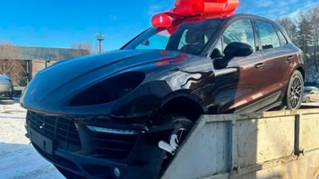 Un bărbat a aruncat la gunoi un Porsche Macan, cadoul refuzat de iubita sa