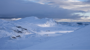 Un turist a murit, iar altul a fost grav rănit după ce o avalanșă i-a surprins pe un munte din Norvegia