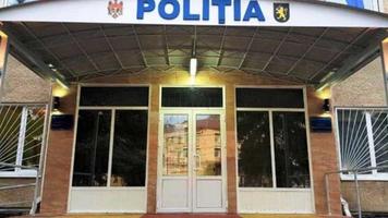 Polițiști atacați cu cuțitul de un individ pe care îl escortau la IP Nisporeni