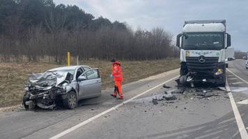 (FOTO) Tragedie, la Strășeni. Moartea l-a găsit la spital, după ce s-a izbit cu mașina într-un TIR