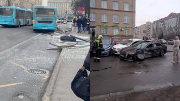 (VIDEO) Momentul în care un autobuz cu pasageri intră cu viteză într-o stație de așteptare a transportului public din Sankt Petersburg