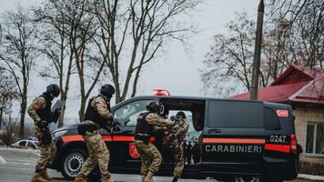 Femeie căutată pentru „afaceri” cu droguri, prinsă de carabinieri, în stare de ebrietate, în gară din Bălți