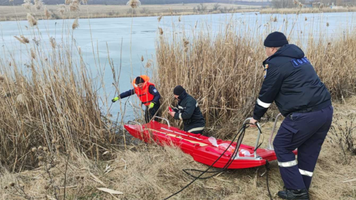 Un pescar la copcă a murit după ce a căzut sub gheață