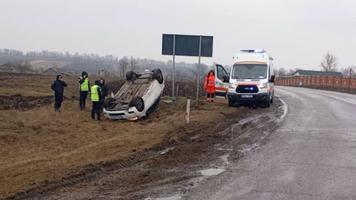 (VIDEO) O tânără s-a răsturnat cu mașina, la Căușeni