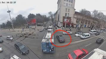 (VIDEO) Tupeist cu BMW, pus la punct de poliție, după ce a făcut-o pe șmecherul în inima Chișinăului