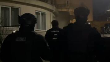 (VIDEO) Schemă de contrabandă cu mașini din UE, investigată de INI. Mascații „Fulger” au descins cu zeci de percheziții