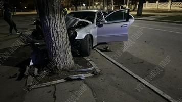 (FOTO) Un tânăr s-a bușit cu Mercedesul într-un copac, la Bender. Sunt victime