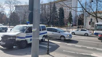 (FOTO) Accident cu implicarea unei ambulanțe sub geamurile Președinției