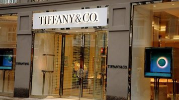 Un bărbat ar fi înghițit cercei Tiffany & Co. în valoare de 769.000 de dolari, după un jaf la un magazin din Florida