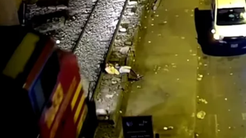 (VIDEO) Un bărbat care dormea pe șine a supraviețuit miraculos după ce a fost lovit de tren, în Peru