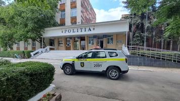 Tânăr reținut, după ce a luat la pumni un polițist, la Glodeni