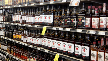 UE anunță aplicarea de taxe „puternice, dar proporționale” asupra unor produse SUA. Printre ele: whiskey-ul american