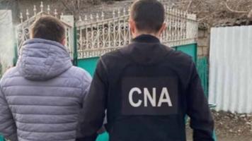 Doi bărbați din Orhei au fost reținuți de CNA și procurori într-un dosar de trafic de influență cu o mită de 2000 de euro