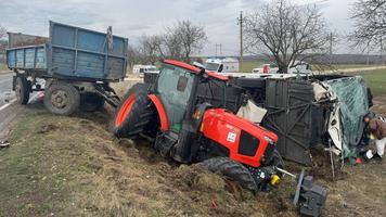 (FOTO) Un autocar cu pasageri s-a răsturnat, după ce s-a ciocnit cu un tractor, la Ștefan Vodă