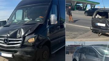 FOTO // Trei autoturisme s-au ciocnit în apropiere de Bălți. Doi copii și mama lor, transportați la spital