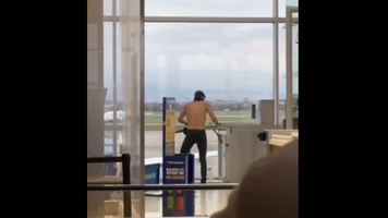 (VIDEO)  Un bărbat pe jumătate dezbrăcat se dezlănțuie asupra bunurilor din aeroport, după ce a pierdut zborul